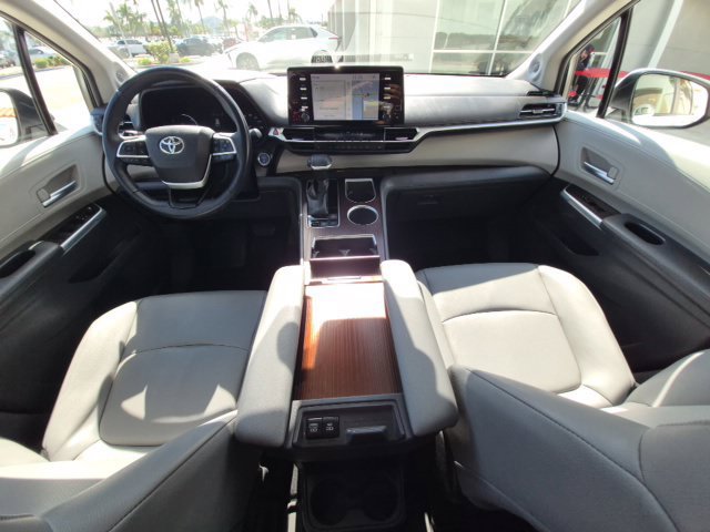 Used 2022 Toyota Sienna XLE w/ XLE Plus Package FWD image 17