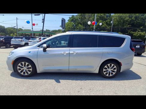 Used 2023 Chrysler Pacifica Pinnacle FWD image 5