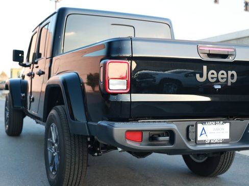 New 2026 Jeep Gladiator Sport AWD/4WD image 9