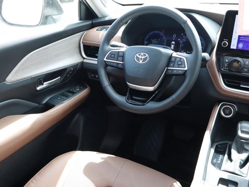 Used 2024 Toyota Grand Highlander AWD image 9