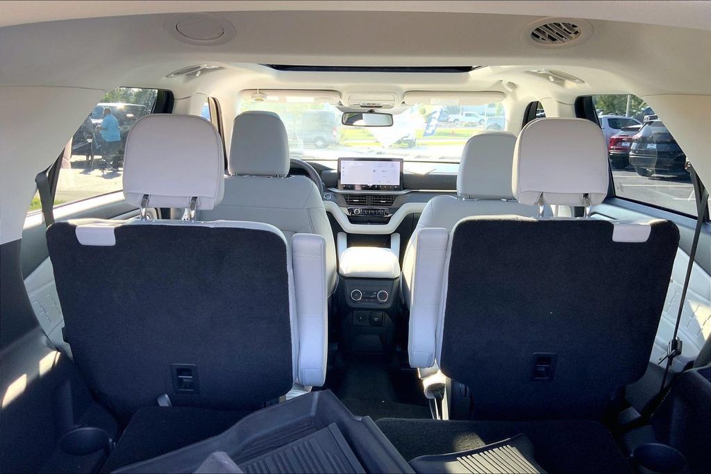 Used 2025 Ford Explorer Platinum w/ Ultimate Package AWD/4WD image 6