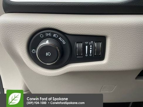 Used 2024 Chrysler Pacifica Touring-L image 30