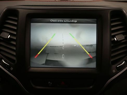 Used 2021 Jeep Cherokee Trailhawk w/ Comfort & Convenience Group image 17