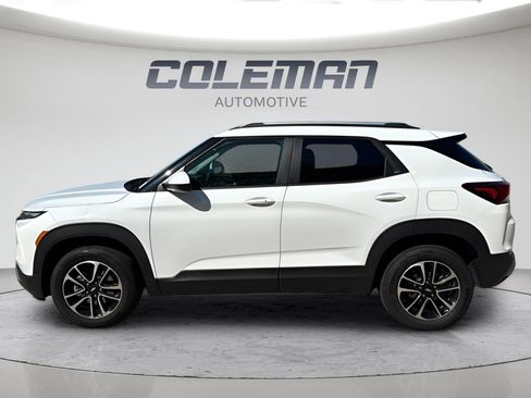 Used 2025 Chevrolet TrailBlazer LT AWD/4WD image 2