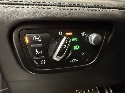 Used 2017 Bentley Bentayga AWD/4WD image 14