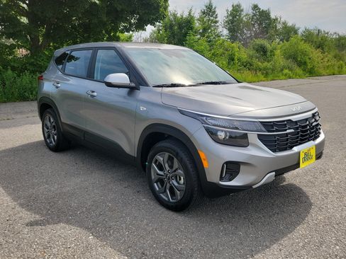 Used 2026 Kia Seltos LX AWD/4WD image 3