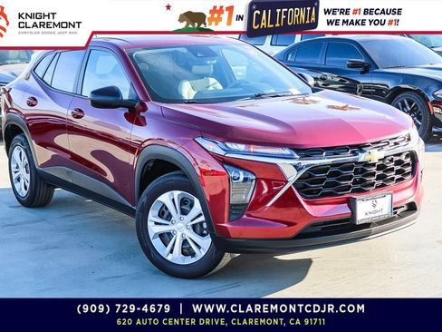 Used 2024 Chevrolet Trax LS w/ Driver Confidence Package image 1