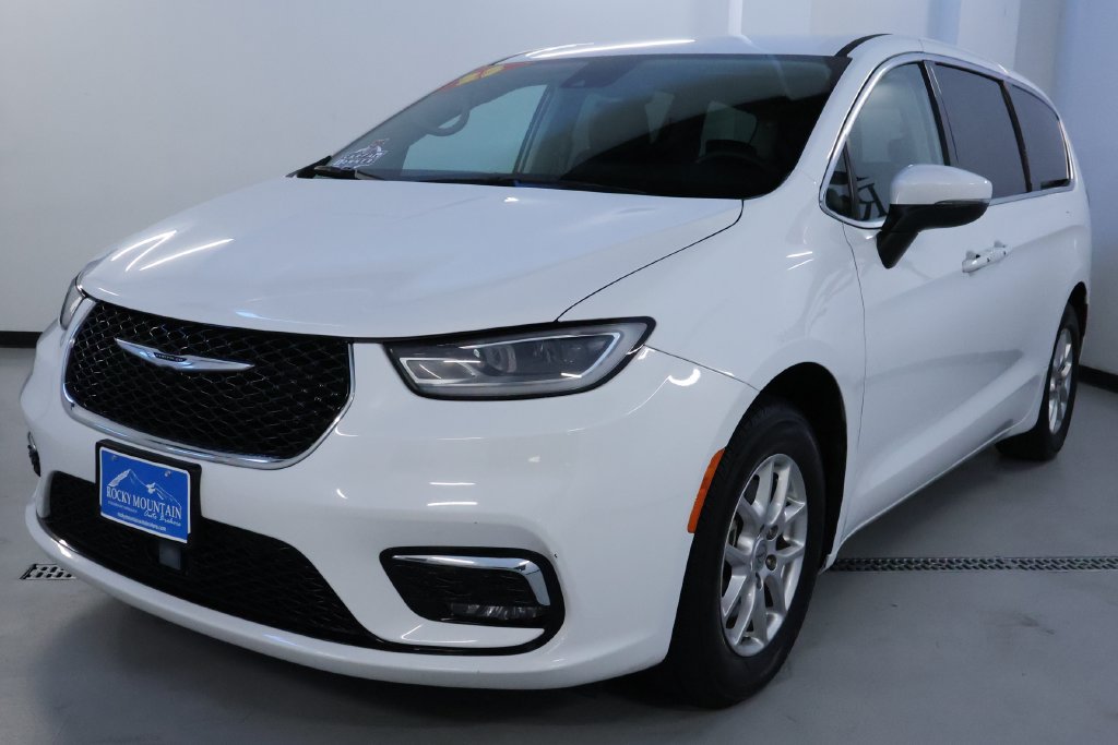 Used 2023 Chrysler Pacifica Touring-L FWD image 3