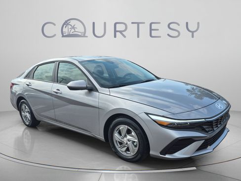 Certified 2025 Hyundai Elantra SE FWD image 7