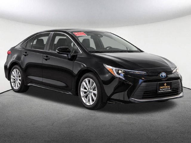Used 2025 Toyota Corolla XLE FWD image 2