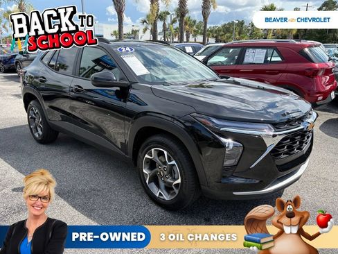 Used 2025 Chevrolet Trax LT FWD image 9