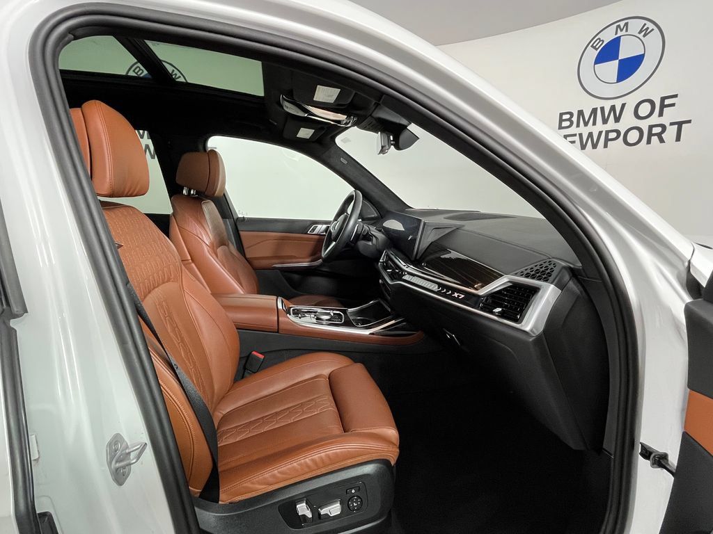 Used 2025 BMW X7 xDrive40i w/ M Sport Package AWD/4WD image 26