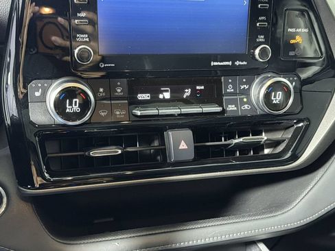 Used 2022 Toyota Highlander XLE AWD/4WD image 19