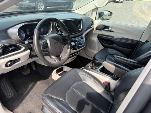 Used 2022 Chrysler Pacifica Touring-L FWD image 10