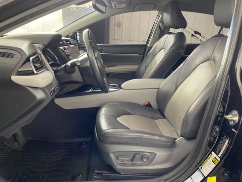 Used 2020 Toyota Camry XLE image 5