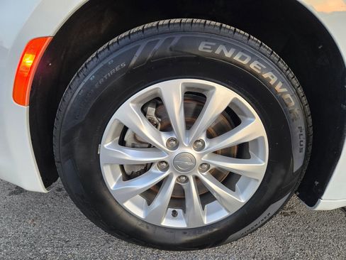 Used 2019 Chrysler Pacifica Touring-L image 19