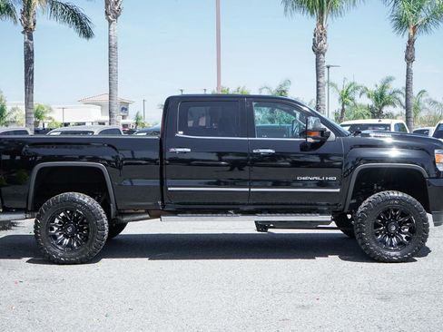 Used 2017 GMC Sierra 2500 Denali w/ Duramax Plus Package AWD/4WD image 10