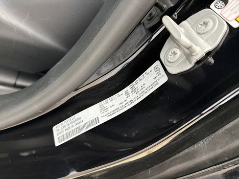 Used 2025 Chrysler Pacifica Select image 21