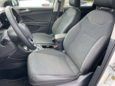 Certified 2025 Volkswagen Taos SE image 6