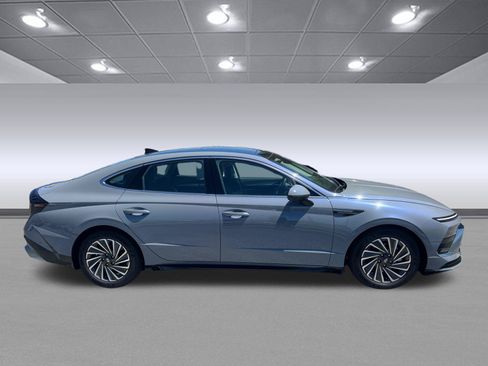 Certified 2025 Hyundai Sonata Limited FWD image 4