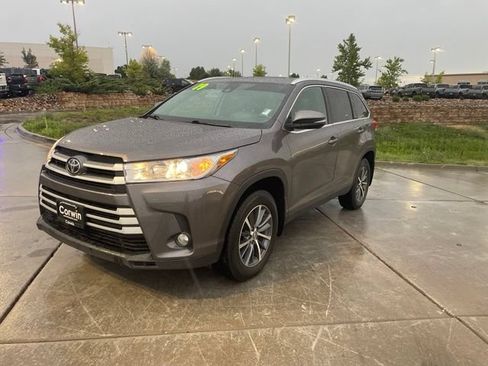 Used 2019 Toyota Highlander XLE w/ Carpet Mat Package (TMS) AWD/4WD image 3