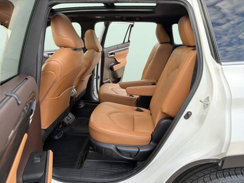 Used 2020 Toyota Highlander Platinum FWD image 24