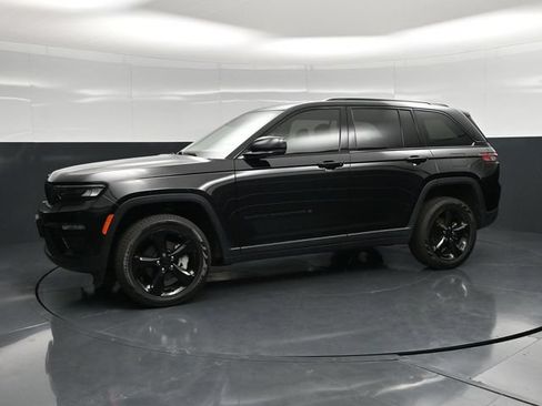 Used 2023 Jeep Grand Cherokee Limited w/ Black Appearance Package AWD/4WD image 9