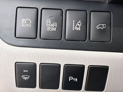 Used 2014 Toyota Highlander Limited w/ Driver Technology Package AWD/4WD image 20