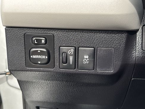 Used 2014 Toyota RAV4 LE image 28