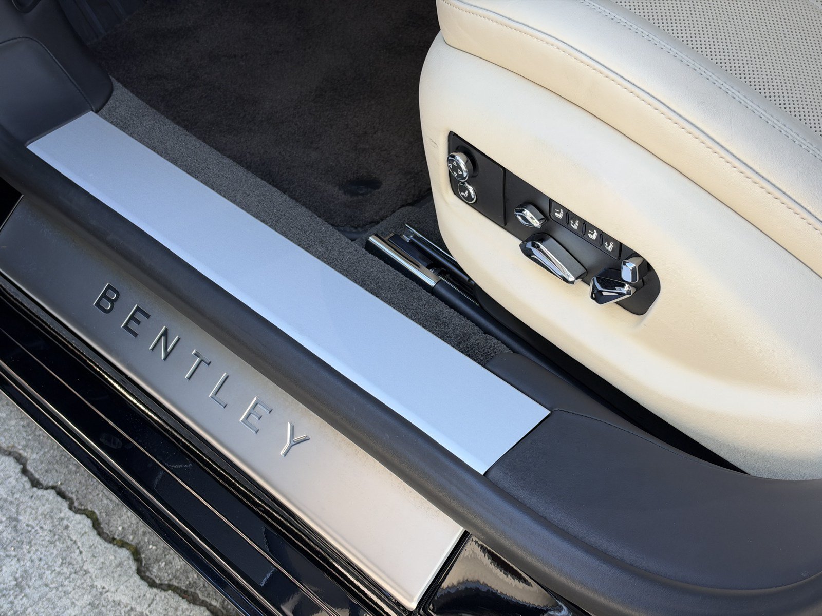 Certified 2023 Bentley Flying Spur V8 AWD/4WD image 17