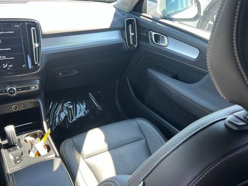 Used 2021 Volvo XC40 T5 Momentum w/ Climate Package AWD/4WD image 18