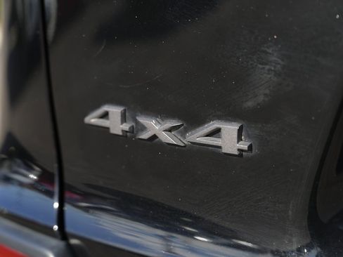 Used 2019 Jeep Cherokee Trailhawk w/ Cold Weather Group image 17