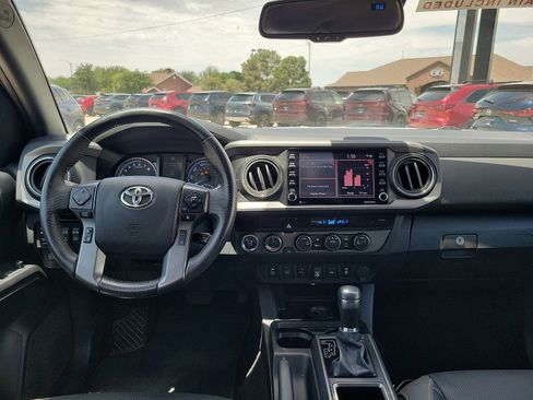 Used 2022 Toyota Tacoma TRD Off-Road w/ Technology Package AWD/4WD image 11