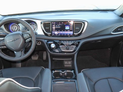 New 2025 Chrysler Pacifica Limited image 21