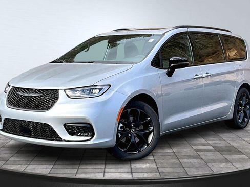 New 2026 Chrysler Pacifica Limited w/ S Appearance Package FWD image 2