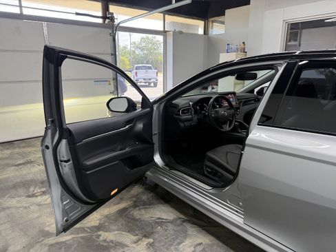Used 2023 Toyota Camry XSE FWD image 9