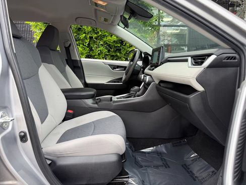 Used 2020 Toyota RAV4 XLE AWD/4WD image 31