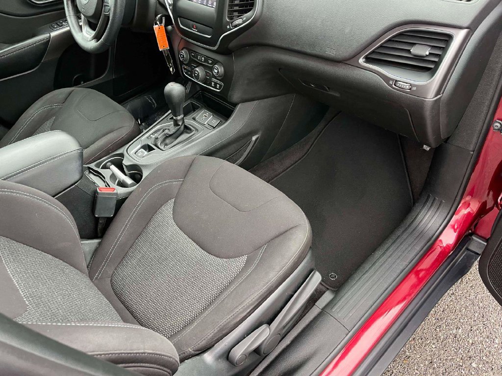 Used 2019 Jeep Cherokee Latitude w/ Popular Appearance Group FWD image 11
