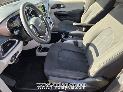 Used 2019 Chrysler Pacifica Touring Plus w/ Tire & Wheel Group FWD image 12