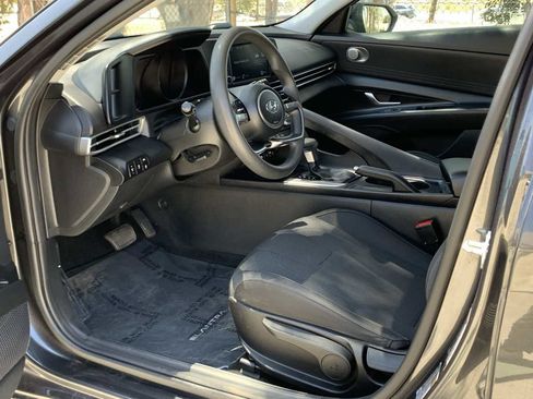 Used 2021 Hyundai Elantra SE image 12