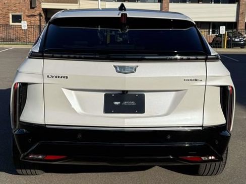 Certified 2024 Cadillac Lyriq Luxury AWD/4WD image 7