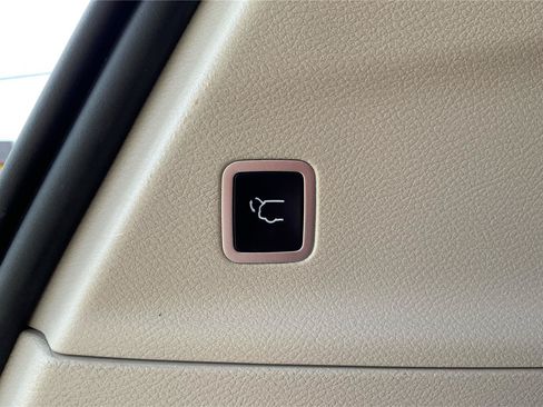 Used 2024 Chrysler Pacifica Touring-L FWD image 31