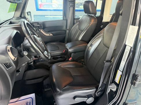 Used 2017 Jeep Wrangler Unlimited Sahara AWD/4WD image 21