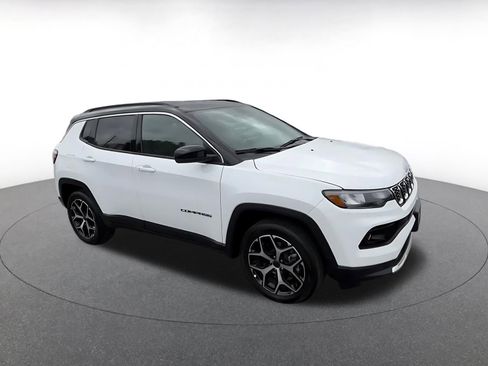 Used 2025 Jeep Compass Limited AWD/4WD image 2