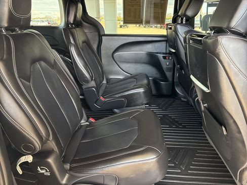Used 2023 Chrysler Pacifica Touring-L w/ Uconnect Theater Family Group image 17