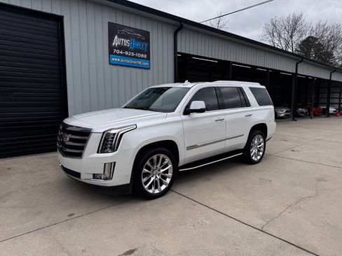 Used 2020 Cadillac Escalade Luxury image 1
