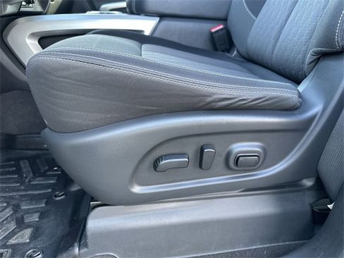 Used 2021 Nissan Titan SV w/ SV Convenience Package image 14