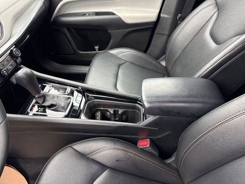 Used 2024 Jeep Compass Limited image 16