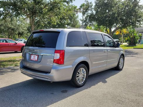 Used 2013 Chrysler Town & Country Touring-L w/ Driver Convenience Group FWD image 4