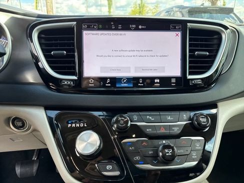 Used 2024 Chrysler Pacifica Touring-L FWD image 23